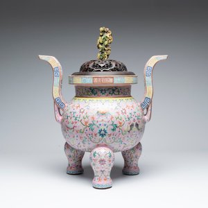 A large and impressive Chinese famille rose 'bajixiang and lotus scroll' censer with a wooden cover, Jiaqing mark and of the period — photo 2