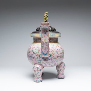 A large and impressive Chinese famille rose 'bajixiang and lotus scroll' censer with a wooden cover, Jiaqing mark and of the period — photo 3