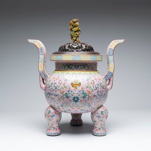 A large and impressive Chinese famille rose 'bajixiang and lotus scroll' censer with a wooden cover, Jiaqing mark and of the period — photo 4