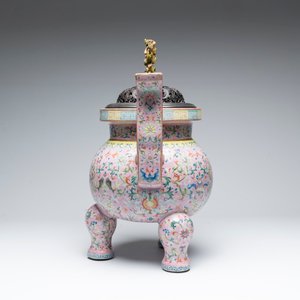 A large and impressive Chinese famille rose 'bajixiang and lotus scroll' censer with a wooden cover, Jiaqing mark and of the period — photo 5