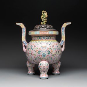 A large and impressive Chinese famille rose 'bajixiang and lotus scroll' censer with a wooden cover, Jiaqing mark and of the period — photo 10