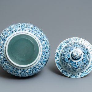 A large and impressive Dutch Delft blue and white five-piece garniture, 19th C. — 照片 12