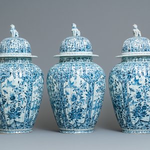 A large and impressive Dutch Delft blue and white five-piece garniture, 19th C. — 照片 3