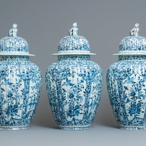 A large and impressive Dutch Delft blue and white five-piece garniture, 19th C. — 照片 5