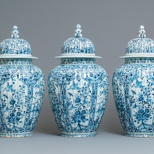 A large and impressive Dutch Delft blue and white five-piece garniture, 19th C. — 照片 7