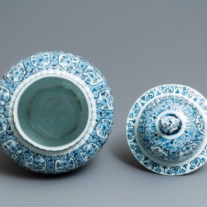 A large and impressive Dutch Delft blue and white five-piece garniture, 19th C. — 照片 8