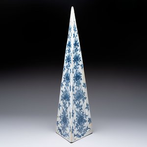 A large and unusual blue and white Dutch Delft obelisk, 17/18th C. — 照片 1