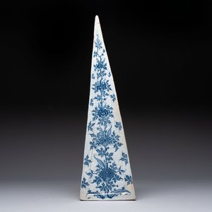 A large and unusual blue and white Dutch Delft obelisk, 17/18th C. — 照片 2