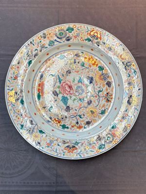 A large and unusual Chinese rose-Imari charger, Kangxi/Yongzheng — photo 1
