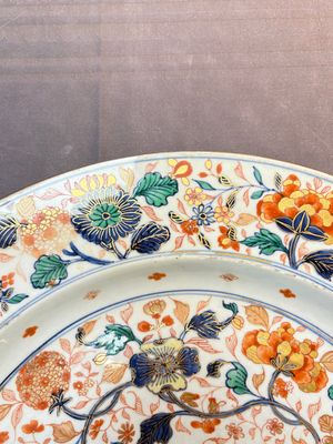A large and unusual Chinese rose-Imari charger, Kangxi/Yongzheng — photo 11