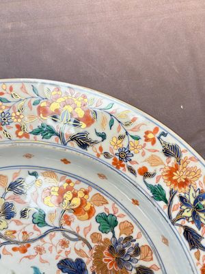 A large and unusual Chinese rose-Imari charger, Kangxi/Yongzheng — photo 12
