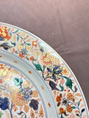 A large and unusual Chinese rose-Imari charger, Kangxi/Yongzheng — photo 13