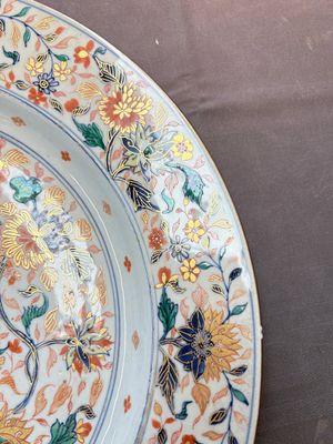 A large and unusual Chinese rose-Imari charger, Kangxi/Yongzheng — photo 14
