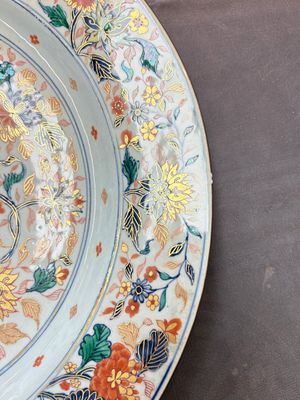 A large and unusual Chinese rose-Imari charger, Kangxi/Yongzheng — photo 15