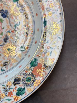A large and unusual Chinese rose-Imari charger, Kangxi/Yongzheng — photo 16