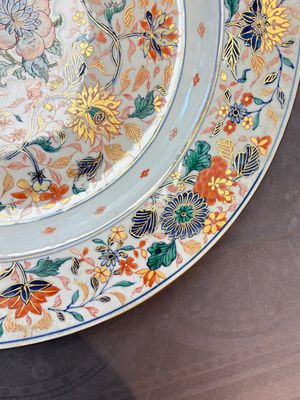 A large and unusual Chinese rose-Imari charger, Kangxi/Yongzheng — photo 17