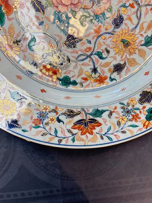A large and unusual Chinese rose-Imari charger, Kangxi/Yongzheng — photo 18