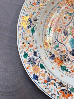 A large and unusual Chinese rose-Imari charger, Kangxi/Yongzheng — photo 19