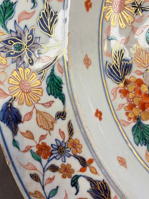A large and unusual Chinese rose-Imari charger, Kangxi/Yongzheng — photo 20