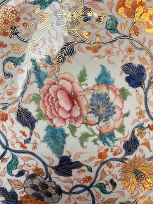A large and unusual Chinese rose-Imari charger, Kangxi/Yongzheng — photo 2