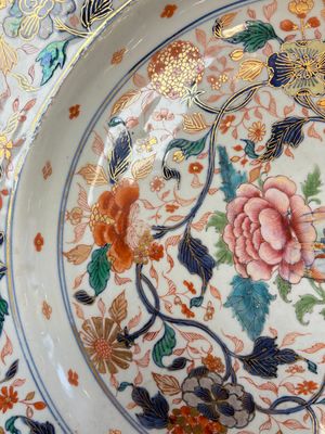 A large and unusual Chinese rose-Imari charger, Kangxi/Yongzheng — photo 3