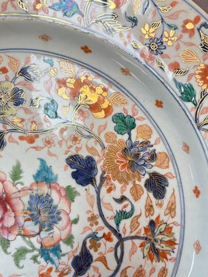 A large and unusual Chinese rose-Imari charger, Kangxi/Yongzheng — photo 5