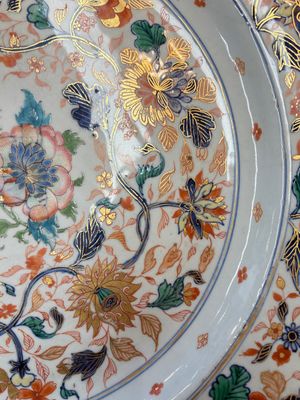 A large and unusual Chinese rose-Imari charger, Kangxi/Yongzheng — photo 6