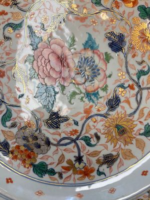 A large and unusual Chinese rose-Imari charger, Kangxi/Yongzheng — photo 7
