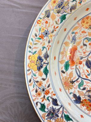 A large and unusual Chinese rose-Imari charger, Kangxi/Yongzheng — photo 8