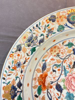A large and unusual Chinese rose-Imari charger, Kangxi/Yongzheng — photo 9
