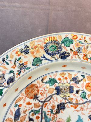 A large and unusual Chinese rose-Imari charger, Kangxi/Yongzheng — photo 10
