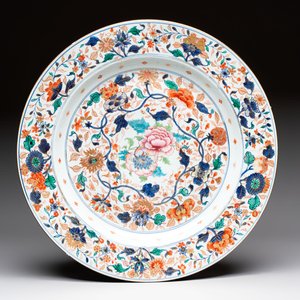 A large and unusual Chinese rose-Imari charger, Kangxi/Yongzheng — photo 1