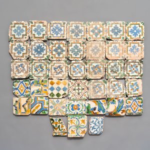 A large and varied collection of 82 polychrome tiles, Spain, 16/17th C — photo 3