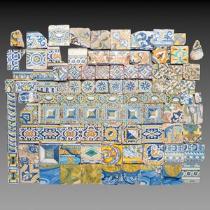 A large and varied collection of 94 polychrome and maiolica tiles and tile fragments, Spain, 16/17th C. — foto 1