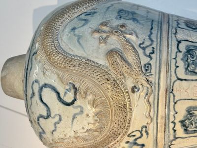 A large Annamese or Vietnamese blue and white inscribed altar vase, 16th C. — photo 18