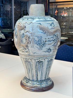 A large Annamese or Vietnamese blue and white inscribed altar vase, 16th C. — foto 1