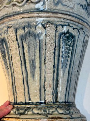 A large Annamese or Vietnamese blue and white inscribed altar vase, 16th C. — foto 12