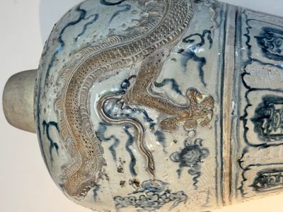 A large Annamese or Vietnamese blue and white inscribed altar vase, 16th C. — foto 17