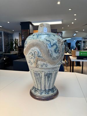 A large Annamese or Vietnamese blue and white inscribed altar vase, 16th C. — foto 2
