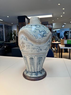 A large Annamese or Vietnamese blue and white inscribed altar vase, 16th C. — foto 3