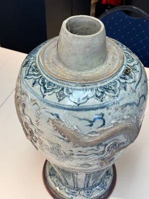 A large Annamese or Vietnamese blue and white inscribed altar vase, 16th C. — foto 6