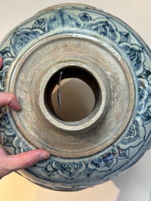 A large Annamese or Vietnamese blue and white inscribed altar vase, 16th C. — foto 9