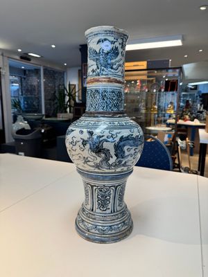 A large Annamese or Vietnamese blue and white inscribed two-piece altar vase, 16th C. — 照片 1
