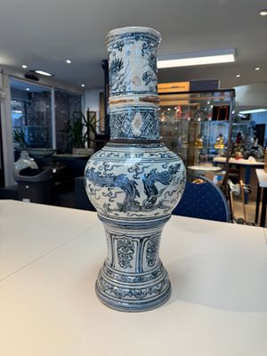 A large Annamese or Vietnamese blue and white inscribed two-piece altar vase, 16th C. — 照片 3