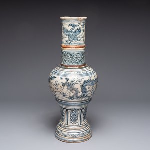 A large Annamese or Vietnamese blue and white inscribed two-piece altar vase, 16th C. — 照片 1