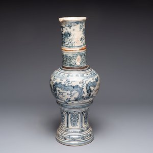 A large Annamese or Vietnamese blue and white inscribed two-piece altar vase, 16th C. — 照片 4