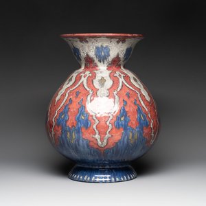 A large Art Nouveau-style vase with stylized floral design, plateelbakkerij Zuid-Holland, Gouda, 1927 — foto 1