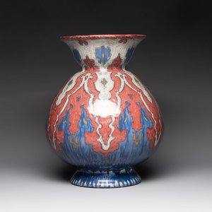 A large Art Nouveau-style vase with stylized floral design, plateelbakkerij Zuid-Holland, Gouda, 1927 — foto 2