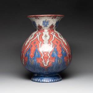 A large Art Nouveau-style vase with stylized floral design, plateelbakkerij Zuid-Holland, Gouda, 1927 — foto 3