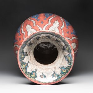 A large Art Nouveau-style vase with stylized floral design, plateelbakkerij Zuid-Holland, Gouda, 1927 — foto 4